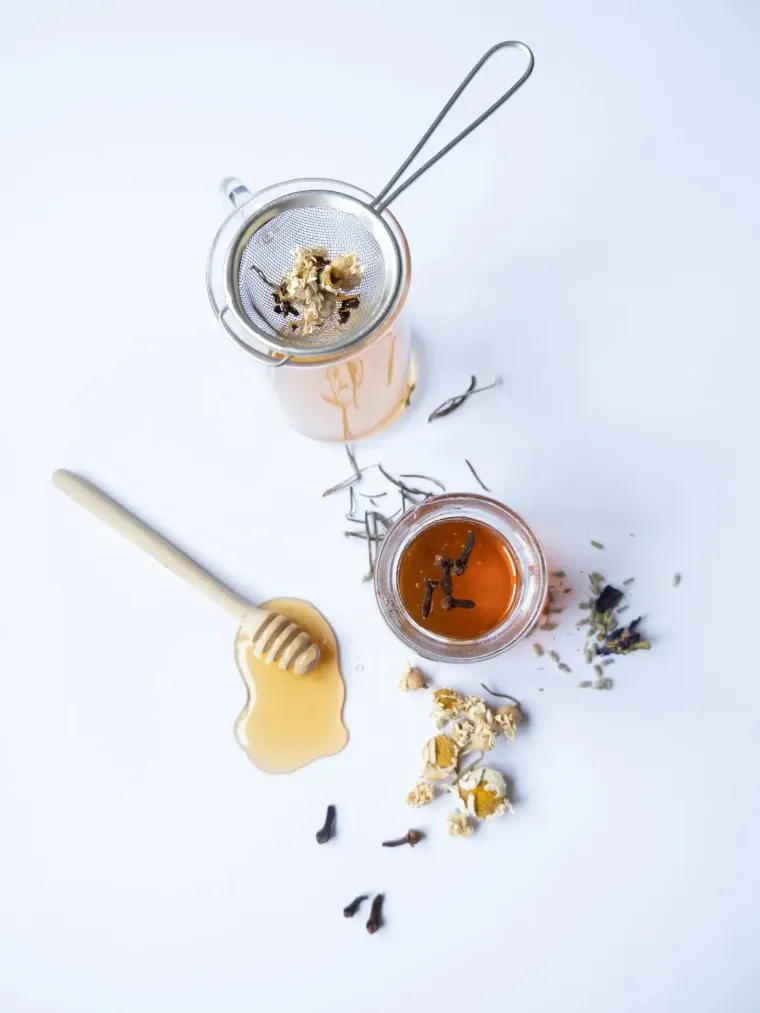 Infusion de plantes et miel